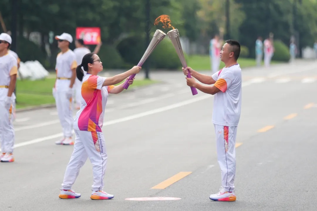 迎激情亚运 展活力华光｜华光新材两位青年火炬手共同助力亚运火炬传递