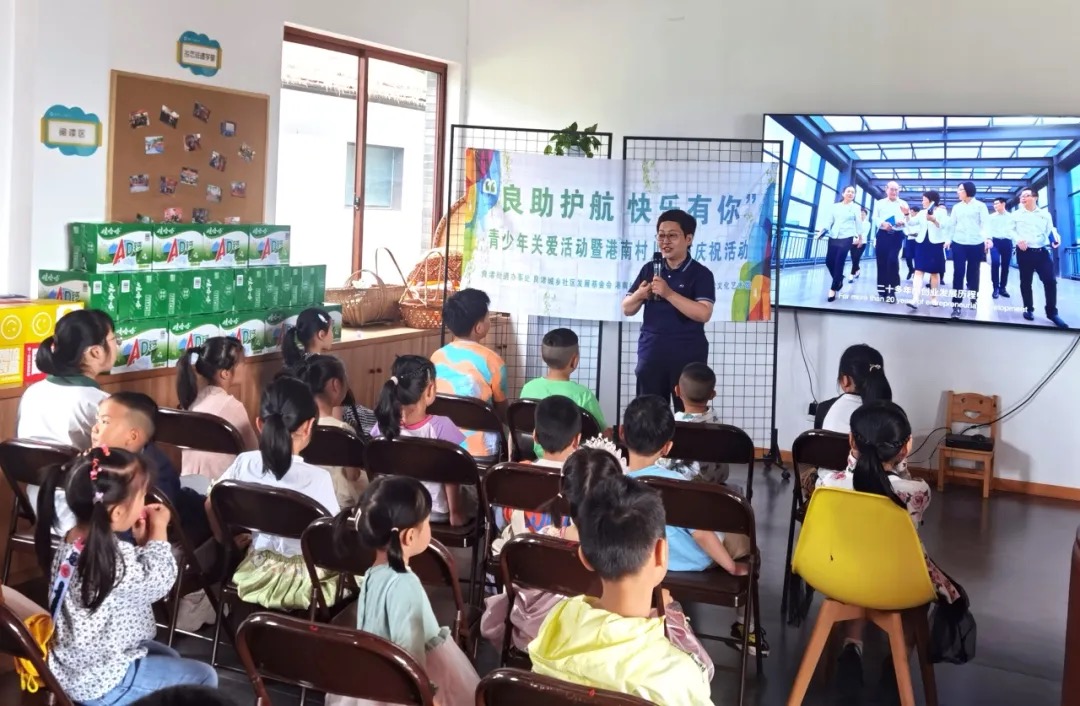 大手牵小手，一起向未来！